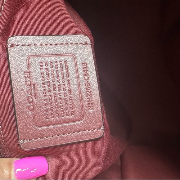 COACH 100% Authentic Coach Dempsey 40 Carryall Bag. - Picture 5 of 6